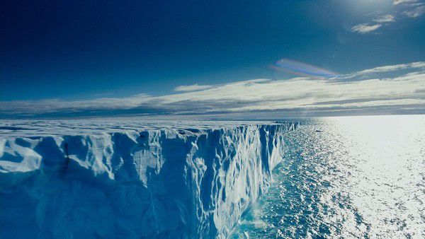 Вчені розрахували терміни повного відтавання Арктики. Науковий співробітник Кембріджського вищого навчального закладу Пітер Уодхемс вважає, що територія Арктики зможе вперше за останні сто тисяч років абсолютно позбутися від льоду в цьому чи наступному році. Даними відомостями поділилося інформаційне видання The Independent.