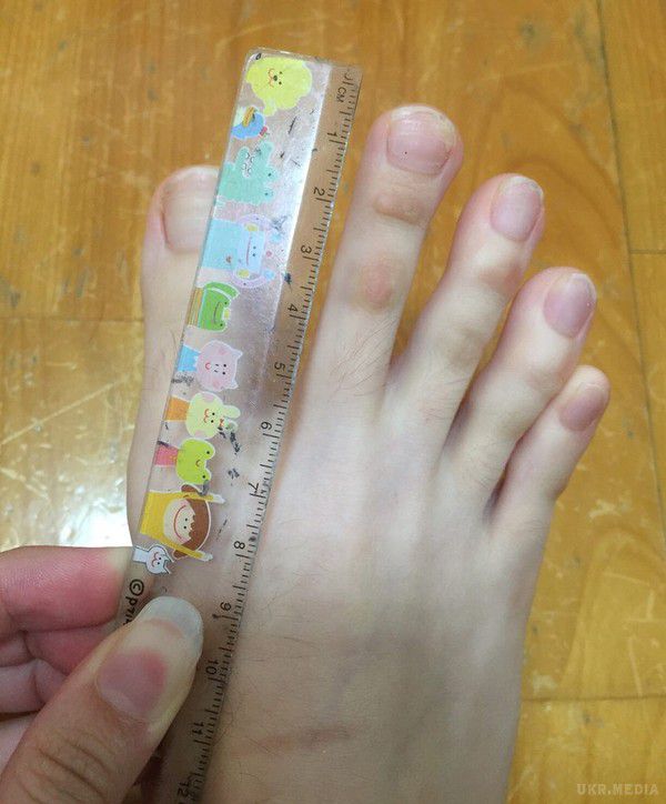 Дівчина з Тайваню здивувала мережу своїми дуже довгими пальцями ніг. Студентка з Тайваню розбурхала мережу своїми аномально довгими пальцями ніг. На знімках, викладених дівчиною в загальний доступ, пальці на руках і ногах - майже однакові по довжині.