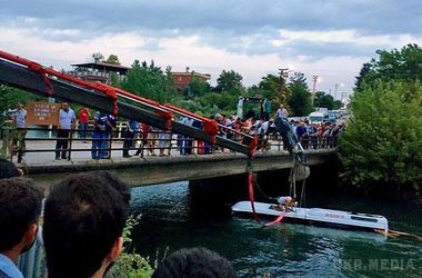 У Туреччині автобус з дітьми потрапив в автокатастрофу, 14 людей загинули. У Туреччині в канал, заповнений водою, впав автобус зі школярами та дорослими, які супроводжували їх, що поверталися з екскурсії.