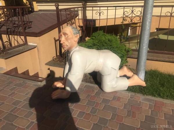 Путіна посадили на ланцюг у Києві (фотофакт). Скульптура уже користується популярністю.