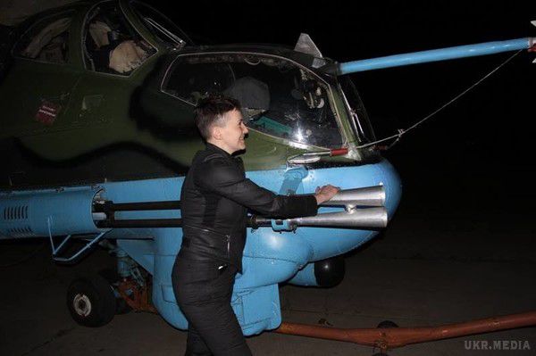 Савченко вночі відвідала зону АТО (фото). Надія Савченко сіла за штурвал бойового вертольота.