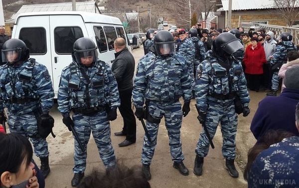 Десятки озброєних людей і брутальна поведінка. У Меджлісі розповіли подробиці обшуку в будинку кримського татарина. У Криму тривають обшуки.