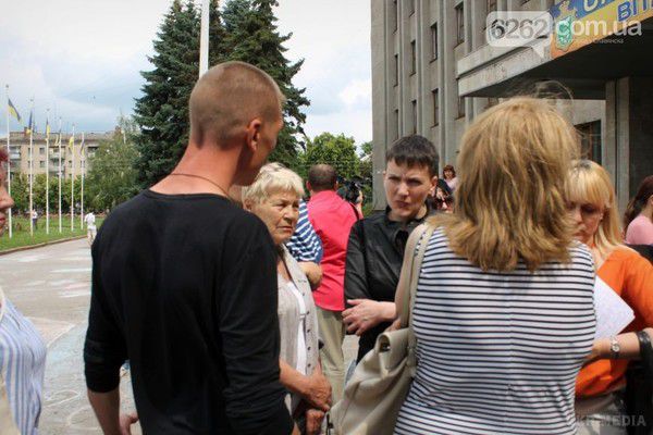Савченко прийшла до мера Слов'янська і поспілкувалася з переселенцями ФОТО, ВІДЕО. Вона поспілкувалася з переселенцями, які мітингували біля будівлі Слов'янської міської ради.