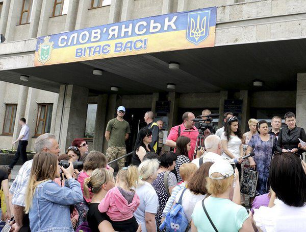 Савченко прийшла до мера Слов'янська і поспілкувалася з переселенцями ФОТО, ВІДЕО. Вона поспілкувалася з переселенцями, які мітингували біля будівлі Слов'янської міської ради.
