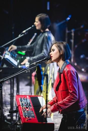 Український дует Bloom Twins переспівали хіт "Океану Ельзи" (фото, відео). Сестри Купрієнко презентували кавер-версію на пісню "Не питай" на своєму першому сольному концерті в Києві.
