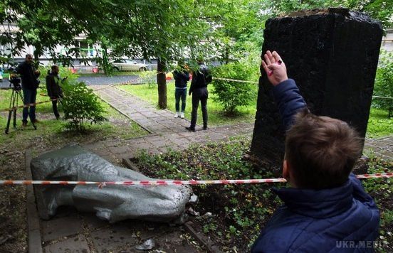 У центрі Москви повалений пам'ятник Леніну. В центральній частині російської столиці виявлено пошкоджений пам'ятник Леніну. 