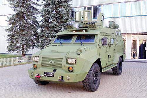 У Житомирі представили новий український броньовик «Барс-8». Відео. Бронеавтомобіль може перевозити до 10 осіб і вбереже від міни і куль.