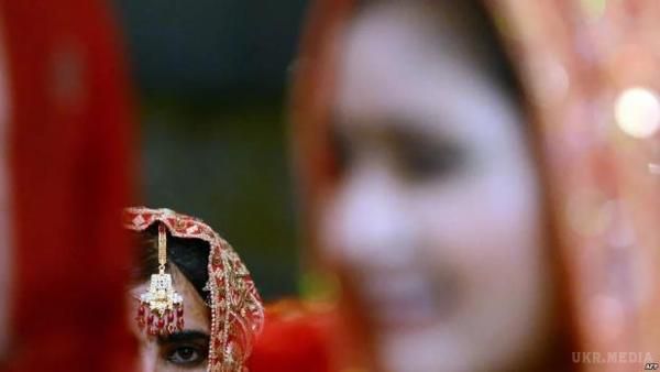 Мати живцем спалила дочку за те, що дівчина без благословення сім'ї вийшла заміж. Мешканка Пакистану була спалена живцем своєю матір'ю після того, як вийшла заміж проти волі своєї сім'ї..