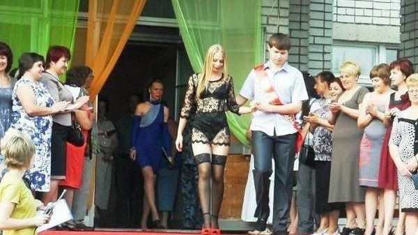 Одеська випускниця в відвертому боді шокувала соцмережі (фото). Дівчина вибрала відверте вбрання на випускний.