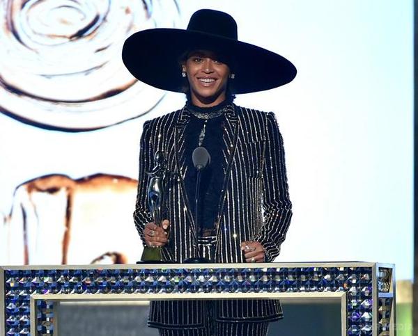 Fashion-премію - «Ікона стилю року» отримала співачка Бейонсе (фото). У нинішньому році «Іконою стилю» стала співачка Бейонсе  за версією щорічної модної події - CFDA Fashion Awards.