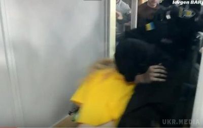 У Києві на суді Заверухи стався бунт: поліція жорстко затримала активістів (відео). На засідання суду увірвалася юрба невідомих.