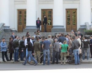 Учасники АТО мітингували за безплатний проїзд. Під стінами Полтавської міської ради провели мітинг учасники бойових дій.