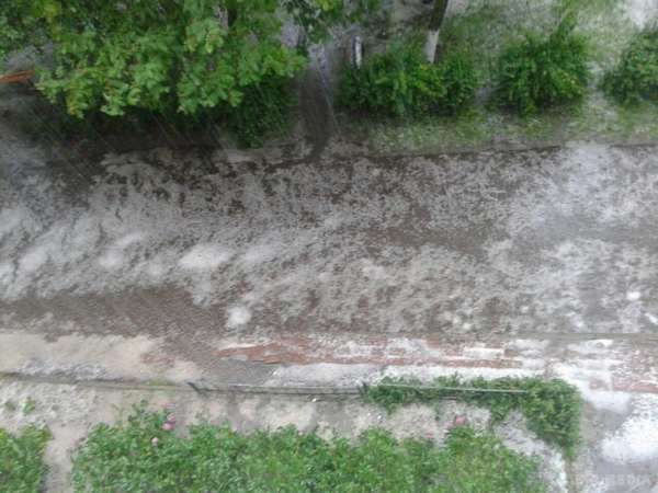Потужна злива і аномальний град: у Луцьку вирувала негода (фото). У Луцьку в четвер 9 червня пройшла потужна злива з градом.
