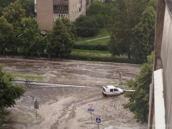 Потужна злива і аномальний град: у Луцьку вирувала негода (фото). У Луцьку в четвер 9 червня пройшла потужна злива з градом.
