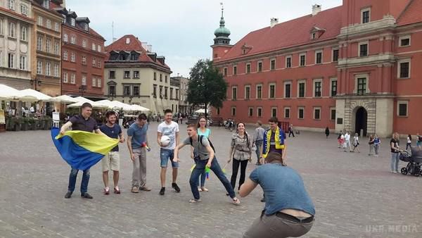 ШАРАВАРАБЕНД підтримав українську збірну з футболу на "Євро-2016" (фото, відео). ШАРАВАРАБЕНД підтримав українську збірну з футболу на Євро-2016 сучасним кавером на український "Гопак", який записав у трьох столицях Європи - Києві, Варшаві та Берліні.