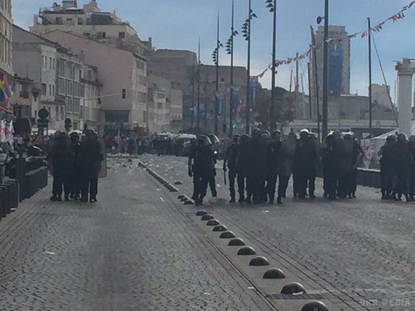 Англійські, французькі та російські фани влаштували справжнє побоїще в Марселі: поліції довелося силою розганяти натовп(фото, відео). Марсельська поліція застосовувала сльозогінний газ проти російських і англійських фанатів напередодні матчу Євро-2016 між РФ і Англією.