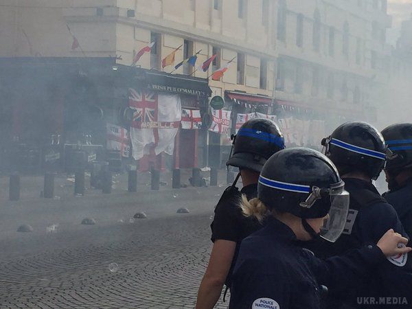 Англійські, французькі та російські фани влаштували справжнє побоїще в Марселі: поліції довелося силою розганяти натовп(фото, відео). Марсельська поліція застосовувала сльозогінний газ проти російських і англійських фанатів напередодні матчу Євро-2016 між РФ і Англією.