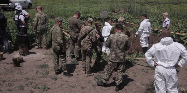  Два тіла у формі з шевронами ВС РФ знайшли на Донбасі. Залишки тіл у військовій формі з російськими шевронами знайшли на Луганщині.