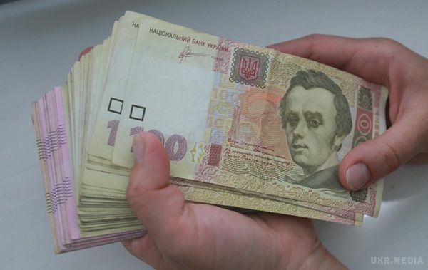 Кому в Україні більше платять: середня зарплата по всіх галузях. Чоловіки одержують більше на 35%, але жінки працюють краще
