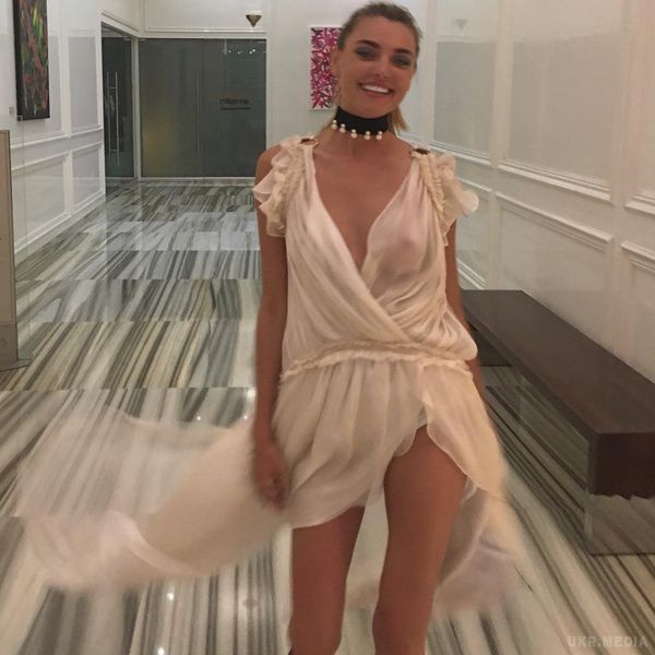 27-річна українська модель в прозорому вбранні блиснула грудьми на вечірці мільярдера (фото). Аліна Байкова забула про нижню білизну.