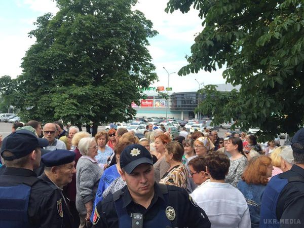 В Одесі вийшли на мітинг проти проспекту Небесної сотні (фото). Акція у ТРЦ "City Center" на Таїрова тривала кілька годин.