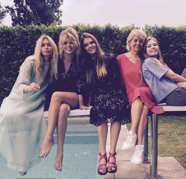  Свою сім'ю показала Віра Брежнєва. Співачка Віра Брежнєва опублікувала миле фото в Instagram зі своїми сестрами, мамою та старшою донькою.