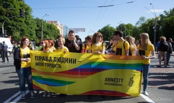 Поліція і Нацгвардія врятували обличчя учасників ЛГБТ-ходи (фото, відео). Сьогодні, 12 червня 2016 року, в Києві пройшов другий в історії України великий марш представників сексуальних меншин. ЛГБТ-прайд почався близько 10:00 і завершився через годину.