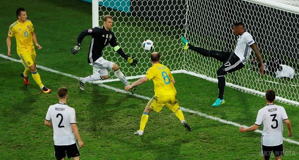 Розбір польотів. 5 головних причин, чому Україна програла Німеччині. 12 червня збірна України провела перший поєдинок групового етапу фінальної частини Євро-2016 проти діючих чемпіонів світу - збірної Німеччини. Сенсації не сталося, "синьо-жовті" поступилися Бундестім 0:2, причому другий м'яч німці забили лише в компенсований час, на 90+2 хвилині. 