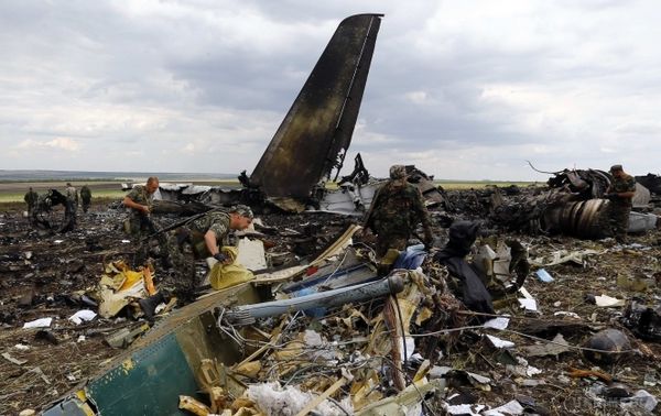 Пам'ятати: 2 роки тому над Луганськом був збитий Іл-76 з українськими військовими (прізвища). У ніч на 14 червня 2014 при заході на посадку в аеропорту Луганська терористи збили Іл-76 з 49 українськими військовими.
