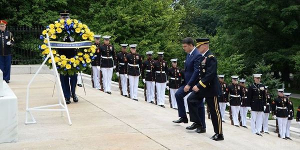 Гройсман відвідав Монумент жертвам Голодомору у Вашингтоні. Глава українського уряду відвідав пам'ятник жертвам Голодомору в перерві між зустрічами з американським політичним керівництвом.