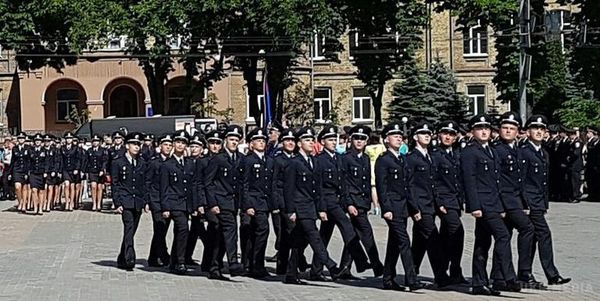 В Академії МВС відбувся перший випуск поліцейських. Міністр внутрішніх справ Арсен Аваков висловив сподівання, що перший випуск поліцейських Академії МВС виправдає надії.