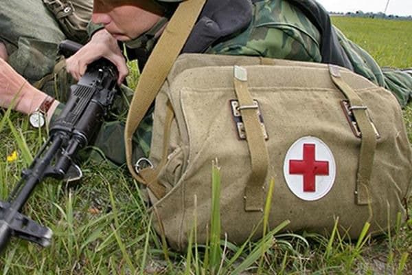 Порошенко озвучив втрати серед військових медиків в зоні АТО. За час проведення АТО на Донбасі загинули 35 військових медиків.
