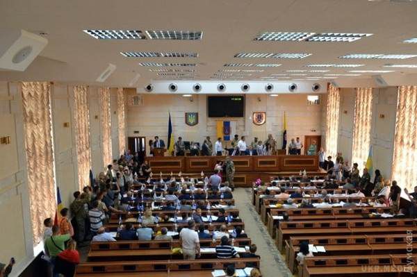 Люди в камуфляжі зірвали сесію Одеської обласної ради. Їх вимогу також підтримав губернатор Одещини Міхеїл Саакашвілі.