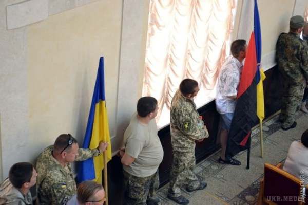 Люди в камуфляжі зірвали сесію Одеської обласної ради. Їх вимогу також підтримав губернатор Одещини Міхеїл Саакашвілі.