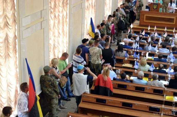Люди в камуфляжі зірвали сесію Одеської обласної ради. Їх вимогу також підтримав губернатор Одещини Міхеїл Саакашвілі.