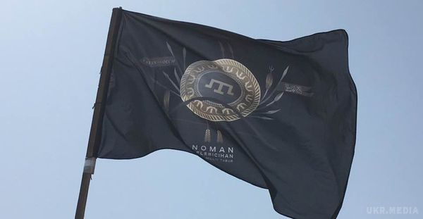 На "Чонгарі" підняли прапор кримськотатарського батальйону. Він встановлений поруч з кримськотатарським національним прапором і державним прапором України