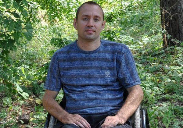 За борги батька продали квартиру разом з синами. Таке абсолютне, здавалося б, поняття, як справедливість, - палиця о двох кінцях. Через дев'ять років після смертельного ДТП родичі загиблого нарешті отримали призначену судом компенсацію. Але це стало справжньою трагедією для рідних винуватця аварії. Літня жінка і двоє її синів, один з яких інвалід-візочник, виявилися проданими разом з будинком, який пішов з молотка. І не сьогодні-завтра можуть бути зараховані в офіційні бомжі.