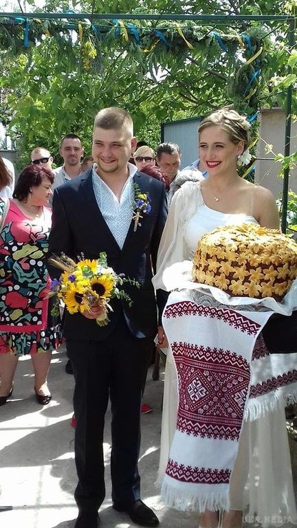Дочка Яроша вийшла заміж: святкували на дачі у мера Дніпра (фото). Екс-лідер "Правого сектора" видав свою дочку за українського бійця, а саме весілля пройшло по-домашньому.