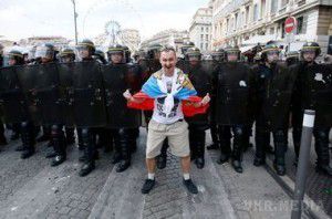Євро-2016: у Тулузі перед матчем Росія – Уельс меблі прикрутили до підлоги. Для охорони порядку в місто прибуло близько 2 тис. поліцейських і жандармів.