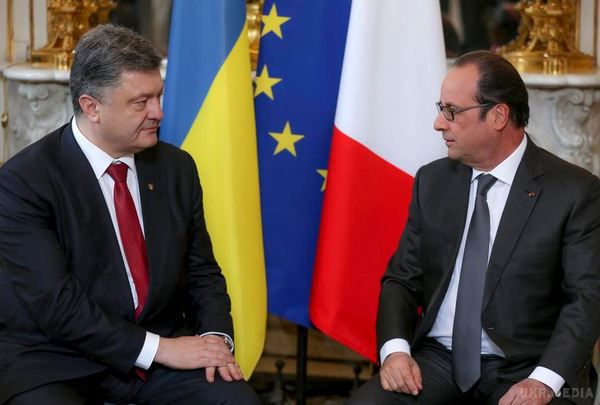 Президент України Петро Порошенко перебуває з робочим візитом у Франції. Щойно він прибув до Єлисейського палацу, де відбудеться його зустріч з президентом Франції Франсуа Олландом.