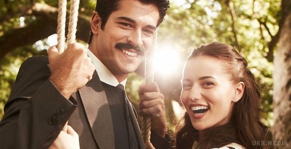 Зірка "Величного століття" готується до весілля. Після трьох років романтичних стосунків одна з найкрасивіших пар турецького кіно готується створити сім'ю.