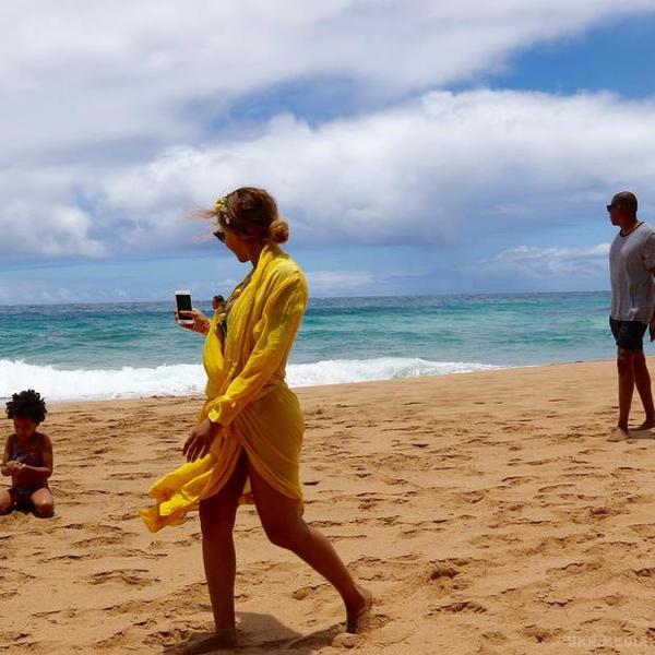 Співачка Бейонсе з чоловіком і дочкою відпочивають на Гаваях (фото). Співачка Бейонсе і її чоловік Джей Зі, втомлені від щільного робочого графіка, вирушили на Гаваї, де вся сім'я, нарешті, може провести час в своє задоволення.