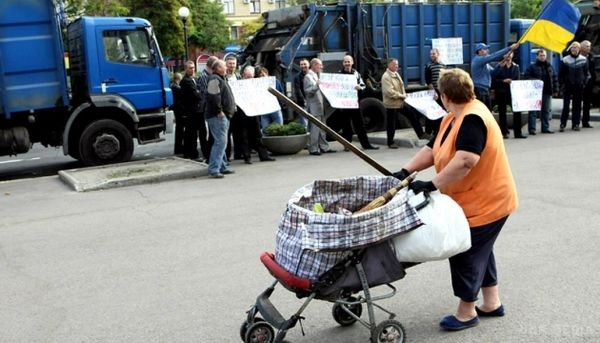 У Львові заблокували вивіз сміття на Київ. Ввечері, 21 червня, близько 40 осіб перекрили в'їзд вантажних автомобілів на тимчасовий пункт перевантаження сміття на вулиці Городоцькій у Львові.
