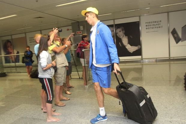 Євро-2016: Українських футболістів  в аеропорту  ніхто не зустрічав (фото). Футболісти прилетіли додому після провалу на чемпіонаті Європи.