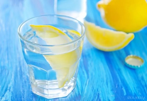 Як впливає на організм вода з лимоном. Про воду з лимоном ходить безліч міфів, але серед них є і цілком виправдані.