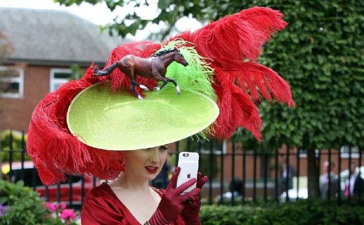 Капелюшна феєрія на Royal Ascot (фото). Ось уже кілька днів у містечку Аскот у графстві Беркшир збираються всі найбільш впливові й знамениті жителі та гості Британії.