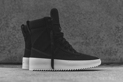 Американський бренд Fear of God «Страх божий» випустив нейлонові кеди за 1,1 тисячі доларів. У новинці поєднуються спортивний стиль і стиль мілітарі, 