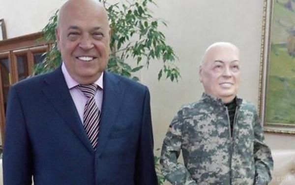 "Москаль і москалик": губернатор Закарпаття повеселив українців своєю міні-копією. Усміхнений Москаль сфотографувався зі своїм заступником з дрібних питань", зображеного у військовій формі.