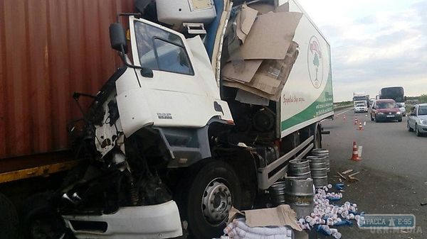 Величезна пробка під Одесою: водії ламають огорожу і їдуть по зустрічній. Зіткнулися два вантажних автомобіля і заблокували рух.