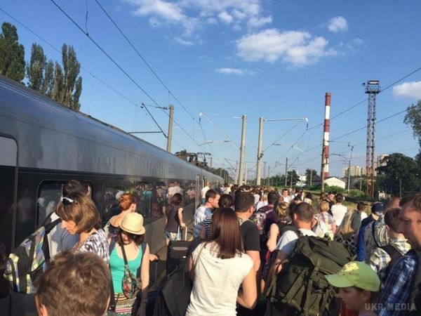 Пасажирів зламаного "Інтерсіті" висадили посеред дороги.  Пасажири були вимушені вийти з поїзду, який прямував по маршруту "Київ - Львів", та чекати наступного під палючим сонцем.